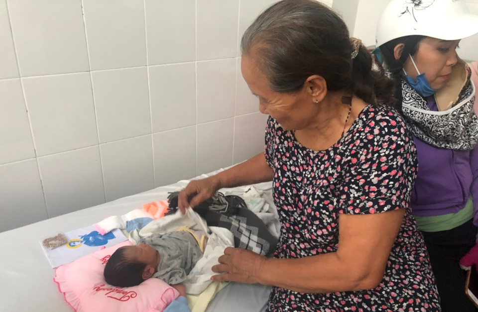 Vụ bé sơ sinh bị chôn sống: Nhiều người muốn nhận bé làm con nuôi - 6
Nhiều người cũng bày tỏ mong muốn nhận bé làm con nuôi.