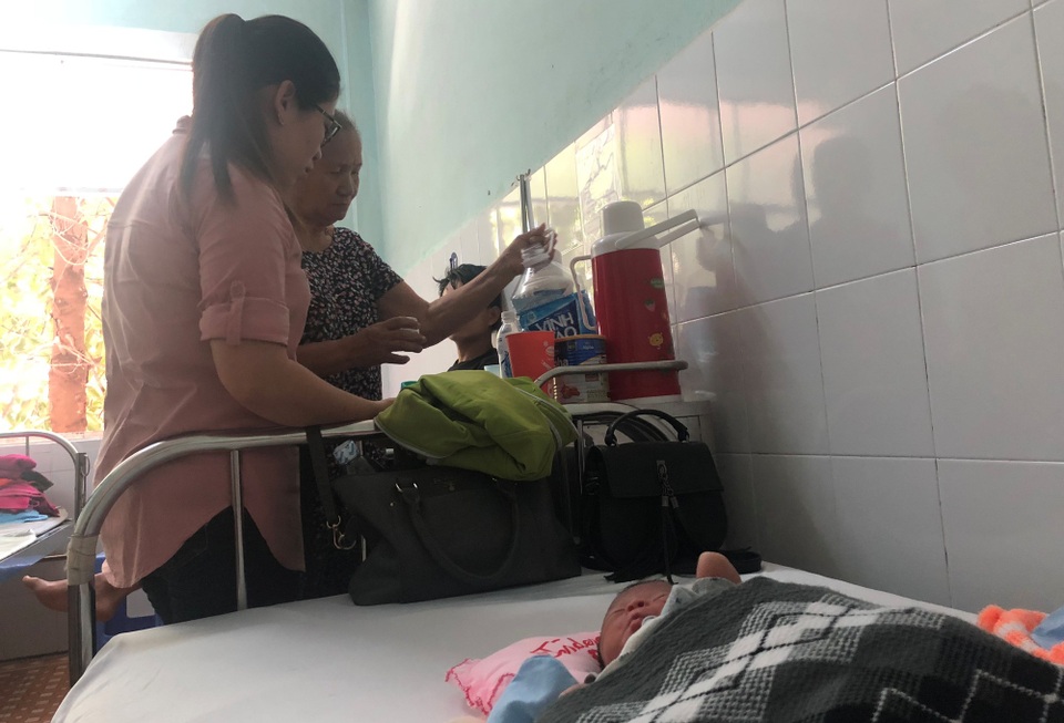 Vụ bé sơ sinh bị chôn sống: Nhiều người muốn nhận bé làm con nuôi - 3 Vụ bé sơ sinh bị chôn sống: Nhiều người muốn nhận bé làm con nuôi - 3