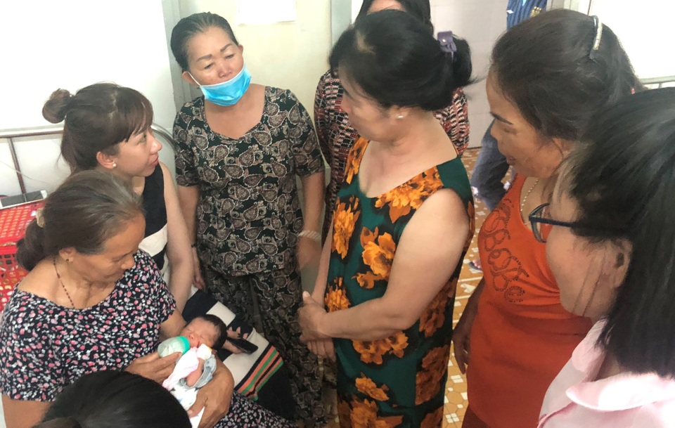 Vụ bé sơ sinh bị chôn sống: Nhiều người muốn nhận bé làm con nuôi - 5
Bé trai sơ sinh bị vùi dưới đất trong vòng tay yêu thương của những người xa lạ.