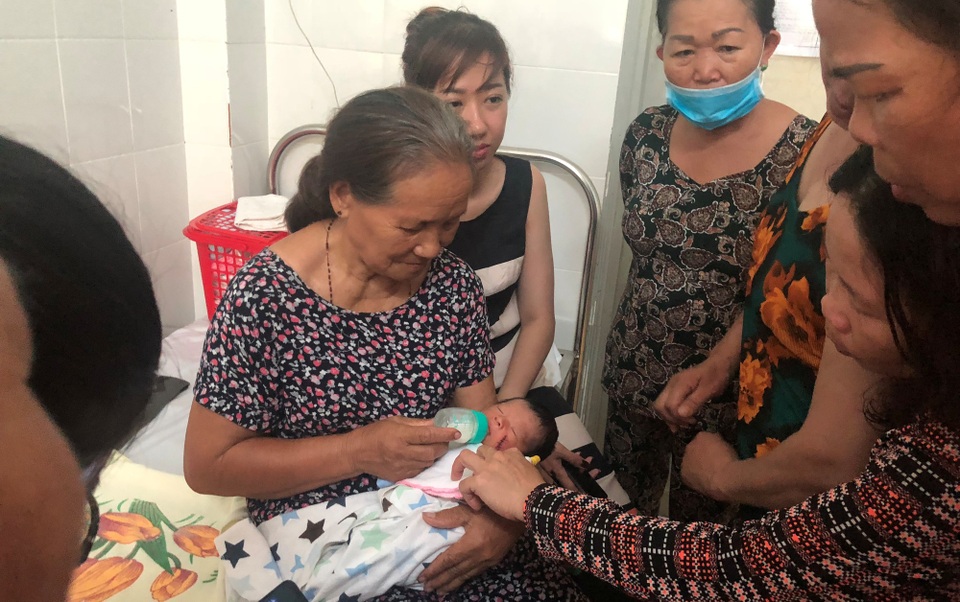 Vụ bé sơ sinh bị chôn sống: Nhiều người muốn nhận bé làm con nuôi - 4 Vụ bé sơ sinh bị chôn sống: Nhiều người muốn nhận bé làm con nuôi - 4