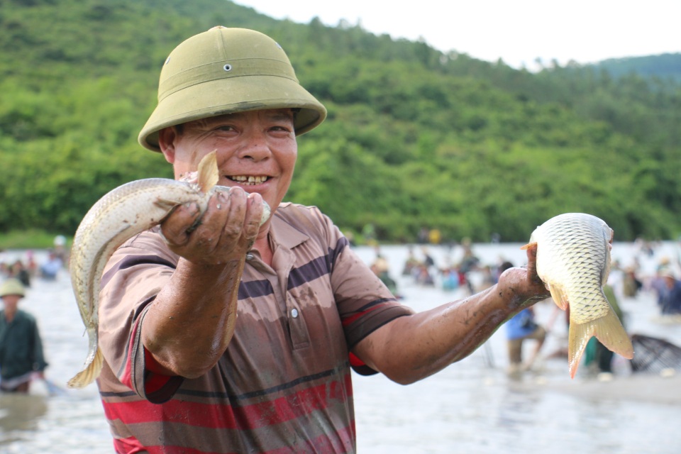 Hàng trăm người dân lao xuống đầm tìm vận may - 16 Chỉ sau 15 phút xuống đầm, một người dân may mắn đã bắt được một con cá lóc và cá chép