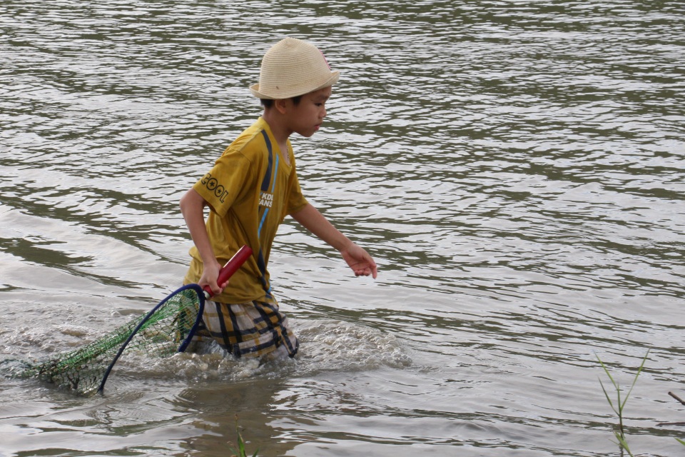 Hàng trăm người dân lao xuống đầm tìm vận may - 13 Hàng trăm người dân lao xuống đầm tìm vận may - 13