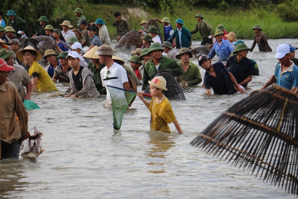 Hàng trăm người dân lao xuống đầm tìm vận may - 14 Những em nhỏ cũng say sưa đánh bắt cá, tìm vận may của mình