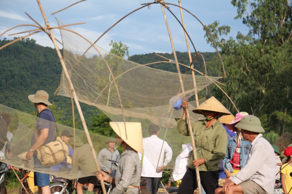 Hàng trăm người dân lao xuống đầm tìm vận may - 3 Từ sáng sớm hàng trăm người dân đã có mặt tại đầm Vực để chuẩn bị cho lễ hội, tìm vận may