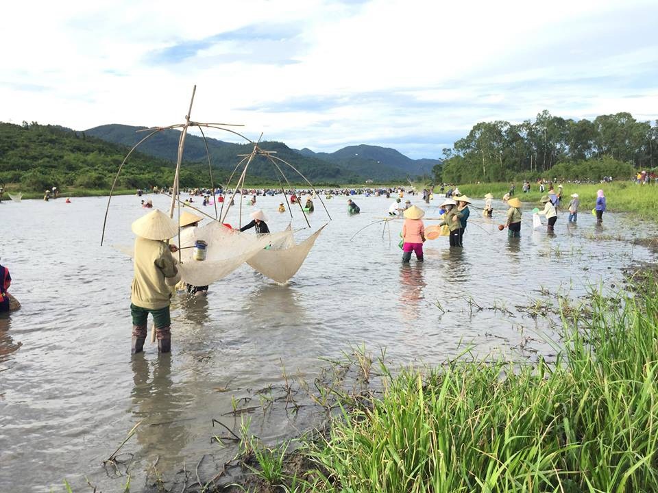 Hàng trăm người dân lao xuống đầm tìm vận may - 5 Đúng 7h sáng, sau tiếng còi của ban tổ chức, hàng trăm người dân mang theo dụng cụ như đơm, vó...lao xuống đầm để bắt cá
