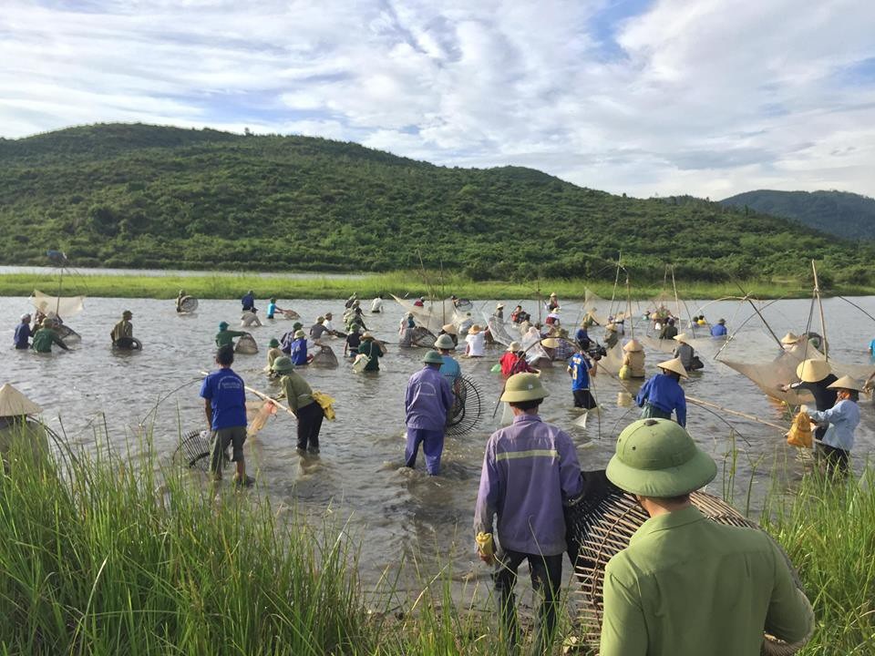 Hàng trăm người dân lao xuống đầm tìm vận may - 4 Hàng trăm người dân lao xuống đầm tìm vận may - 4