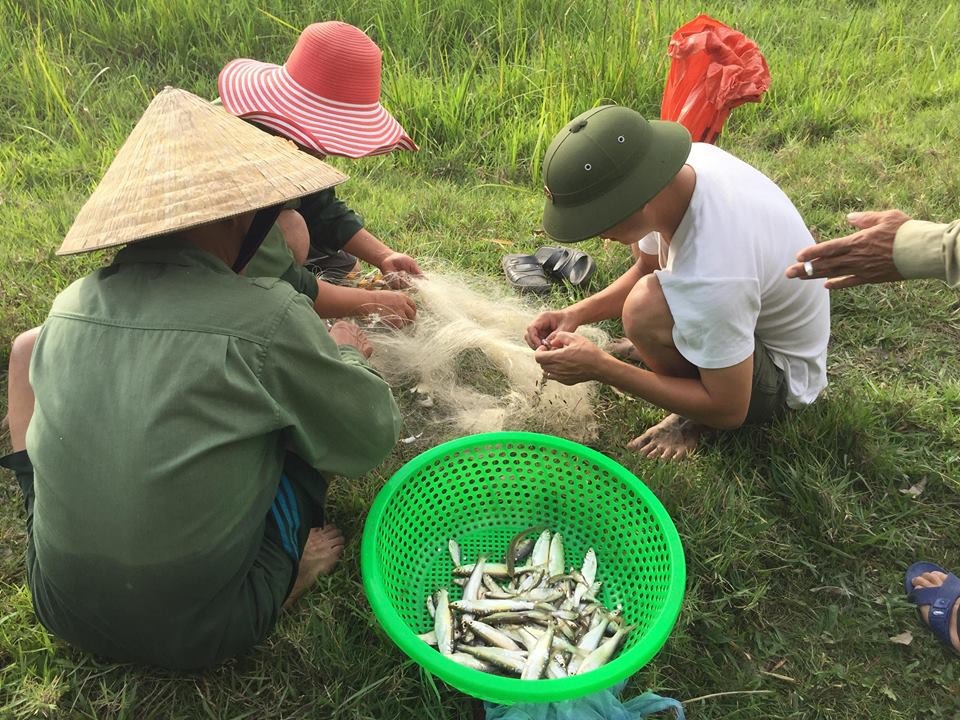 Hàng trăm người dân lao xuống đầm tìm vận may - 15 Hàng trăm người dân lao xuống đầm tìm vận may - 15