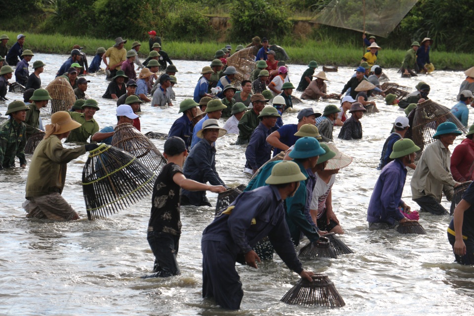 Hàng trăm người dân lao xuống đầm tìm vận may - 9 Hàng trăm người dân lao xuống đầm tìm vận may - 9