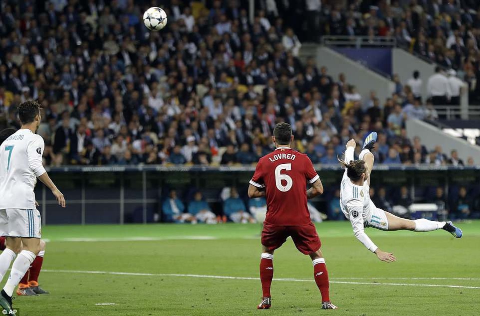 Cú xe đạp chổng ngược của Gareth Bale còn được thực hiện với góc độ khó hơn cả của C.Ronaldo (ở trận gặp Juventus ở tứ kết Champions League)