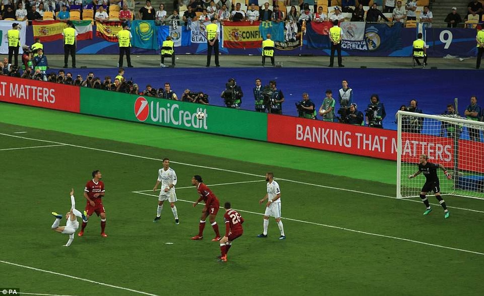 Những khoảnh khắc Real Madrid hạ gục Liverpool để vô địch Champions League - 34
Hàng thủ Liverpool ngỡ ngàng trước phút lóe sáng của Bale