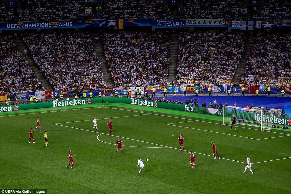Những khoảnh khắc Real Madrid hạ gục Liverpool để vô địch Champions League - 40
Pha dứt điểm bằng mu bàn chân của Bale ở bên ngoài vòng cấm