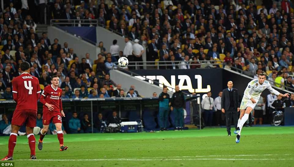 Những khoảnh khắc Real Madrid hạ gục Liverpool để vô địch Champions League - 37
Phút 83, Bale tung cú sút xa...