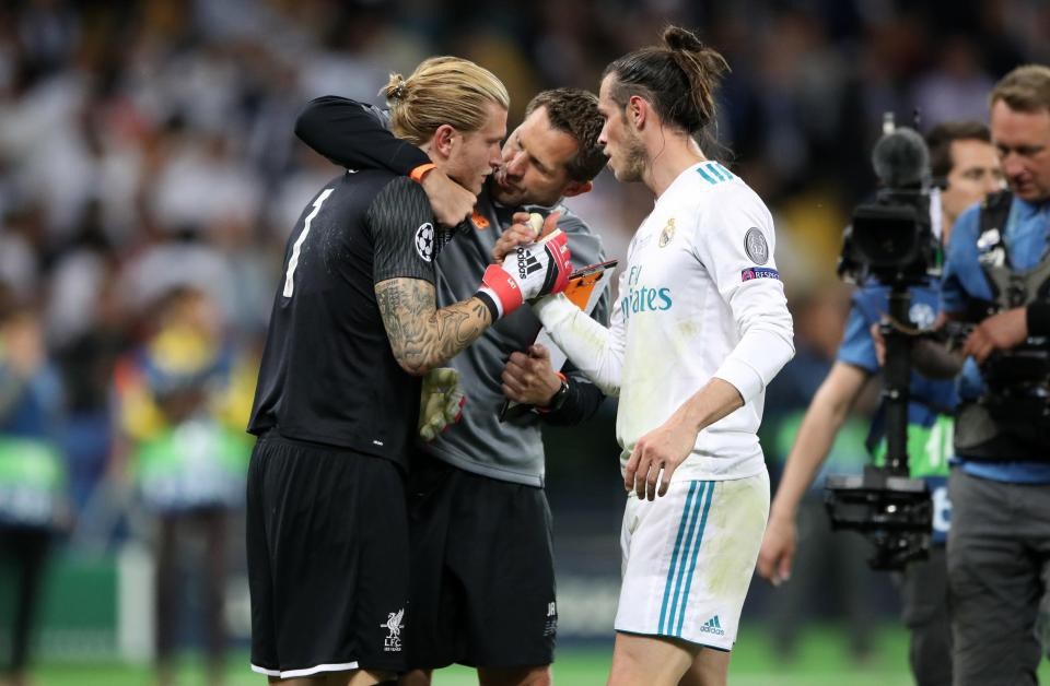 Gareth Bale an ủi Karius sau trận đấu