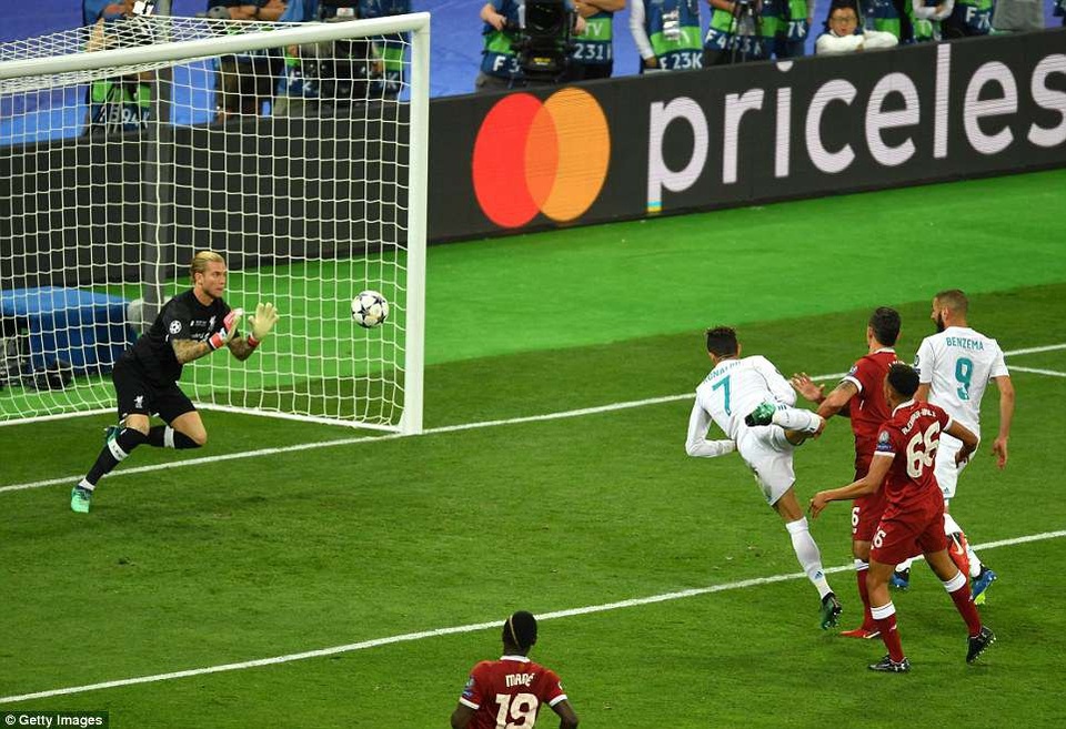 Những khoảnh khắc Real Madrid hạ gục Liverpool để vô địch Champions League - 19
Trọng tài thổi phạt việt vị C.Ronaldo khi cầu thủ người Bồ Đào Nha thực hiện cú đánh đầu