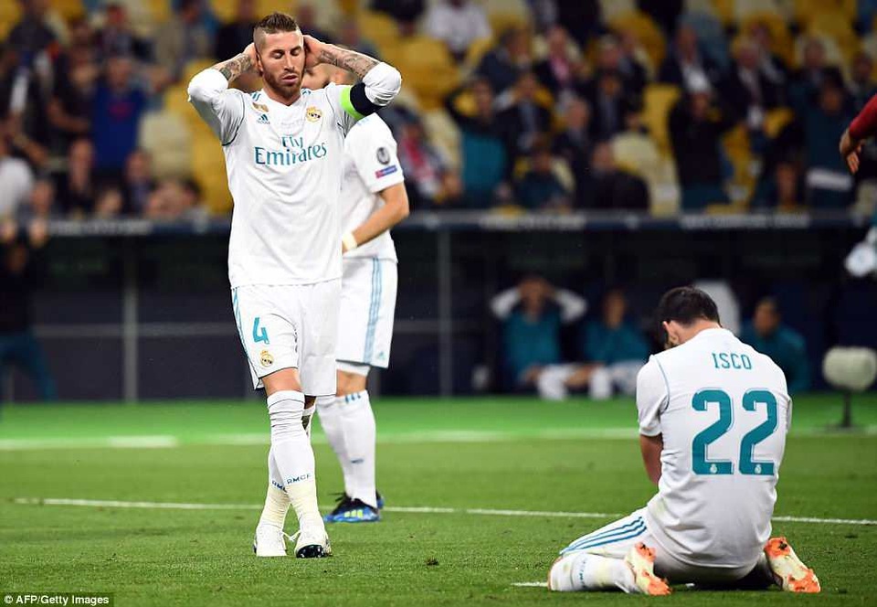 Những khoảnh khắc Real Madrid hạ gục Liverpool để vô địch Champions League - 22
Sự tiếc nuối của Isco và thủ quân Ramos sau khi hiệp 1 kết thúc