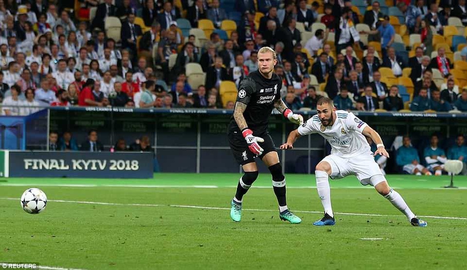 Những khoảnh khắc Real Madrid hạ gục Liverpool để vô địch Champions League - 24
... tạo điều kiện để Benzema dễ dàng ghi bàn mở tỷ số 1-0 cho Real Madrid