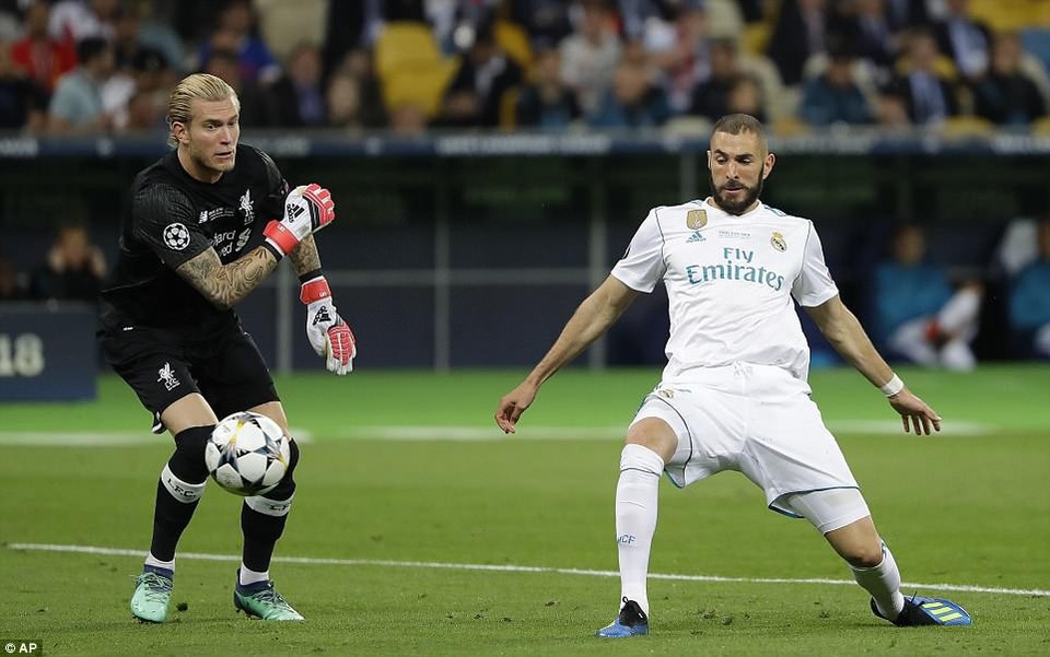 Những khoảnh khắc Real Madrid hạ gục Liverpool để vô địch Champions League - 23
Phút 51, thủ môn Karius mắc sai lầm...