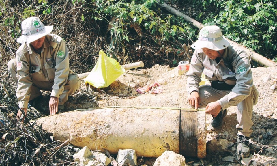 Hủy nổ an toàn quả đạn pháo “khủng”, nặng gần 1.000 kg - 1 Qủa đạn pháo nặng 960 kg sót lại sau chiến tranh. Ảnh: Tổ chức Renew
