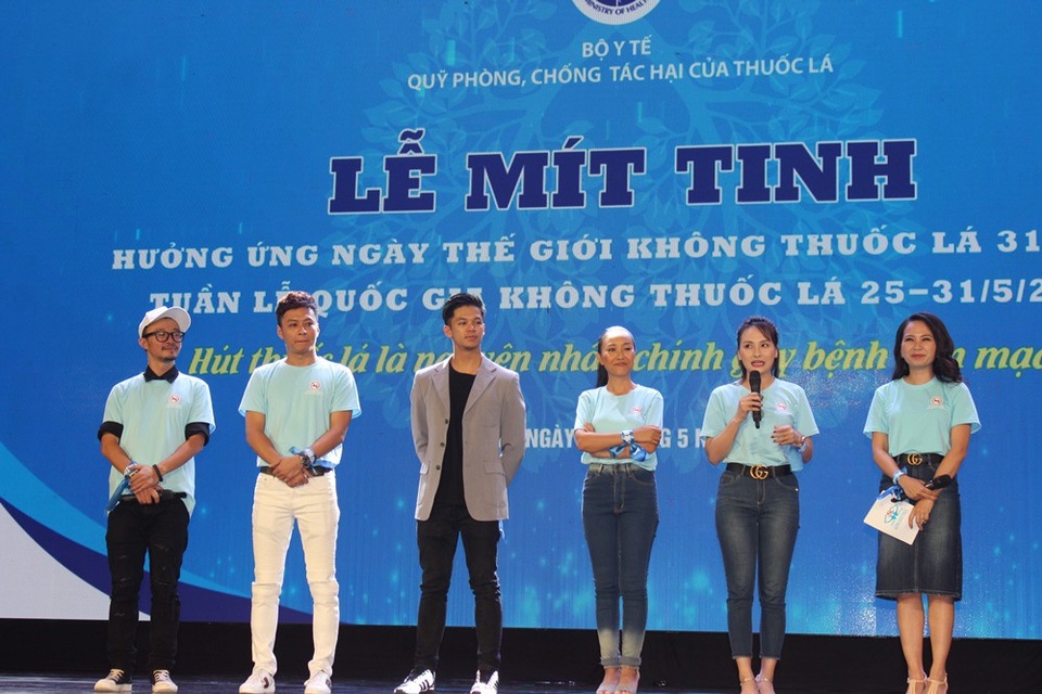 Bộ Y tế kêu gọi người dân nói không với thuốc lá - 2 Các ca sĩ, nghệ sĩ giao lưu, kêu gọi các bạn trẻ, sinh viên không nên hút thuốc.
