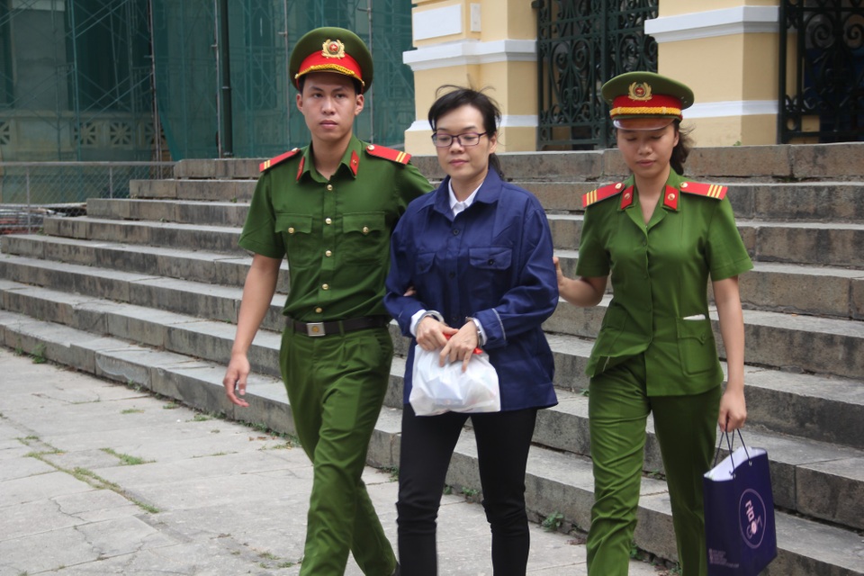 “Siêu lừa” Huyền Như vẫn chưa yên với bản án tù chung thân - 1 Huyền Như lại tiếp tục hầu tòa.