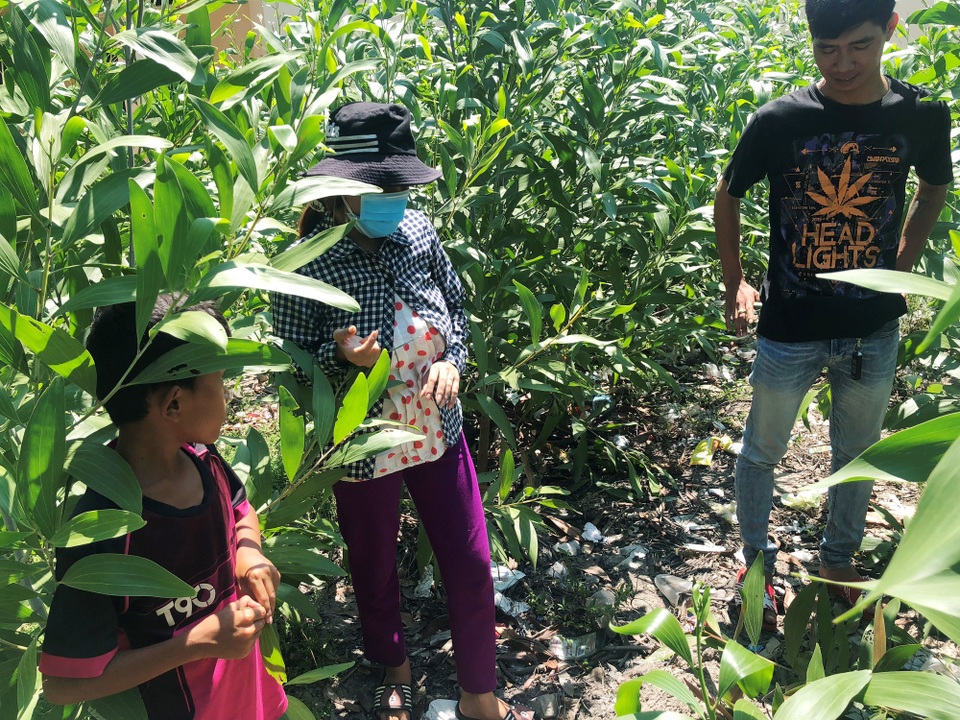 Vụ bé trai sơ sinh bị chôn dưới đất: Vũng nước mưa đã “cứu” bé - 2
Vị trí chị Trúc phát hiện bé trai sơ sinh bị vùi trong đất và cùng người thân nhanh chóng cứu sống đứa bé.