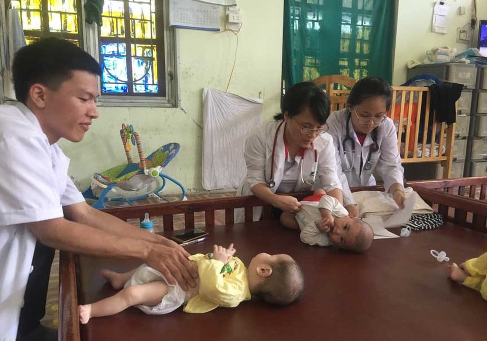 
Các bác sĩ thăm khám cho trẻ sơ sinh...
