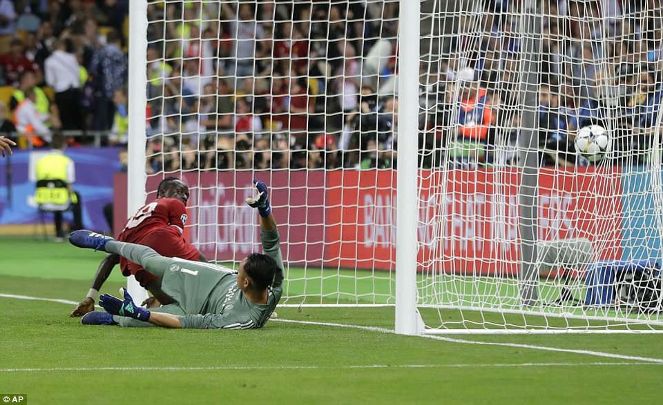 Những khoảnh khắc Real Madrid hạ gục Liverpool để vô địch Champions League - 29
Thủ thành Navas không kịp phản ứng tình huống đá nối nhanh của Mane