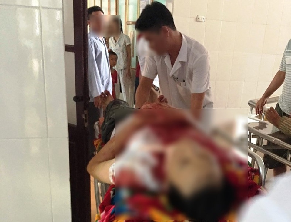 Bàng hoàng phát hiện vợ chết trên vũng máu, chồng thoi thóp với vết thương trên cổ - 1 Anh C. được người dân đưa đi cấp cứu tại bệnh viện với vết thương trên cổ