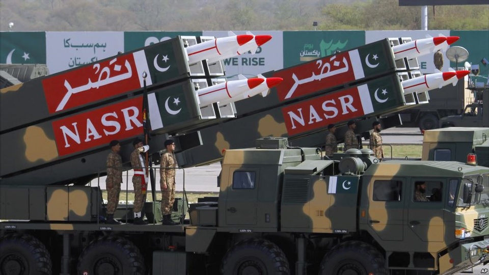 Triều Tiên đang hướng tới hình mẫu quốc gia nào? - 2 Tên lửa do Pakistan chế tạo tham gia lễ duyệt binh tại Islamabad năm 2017 (Ảnh: AP)
