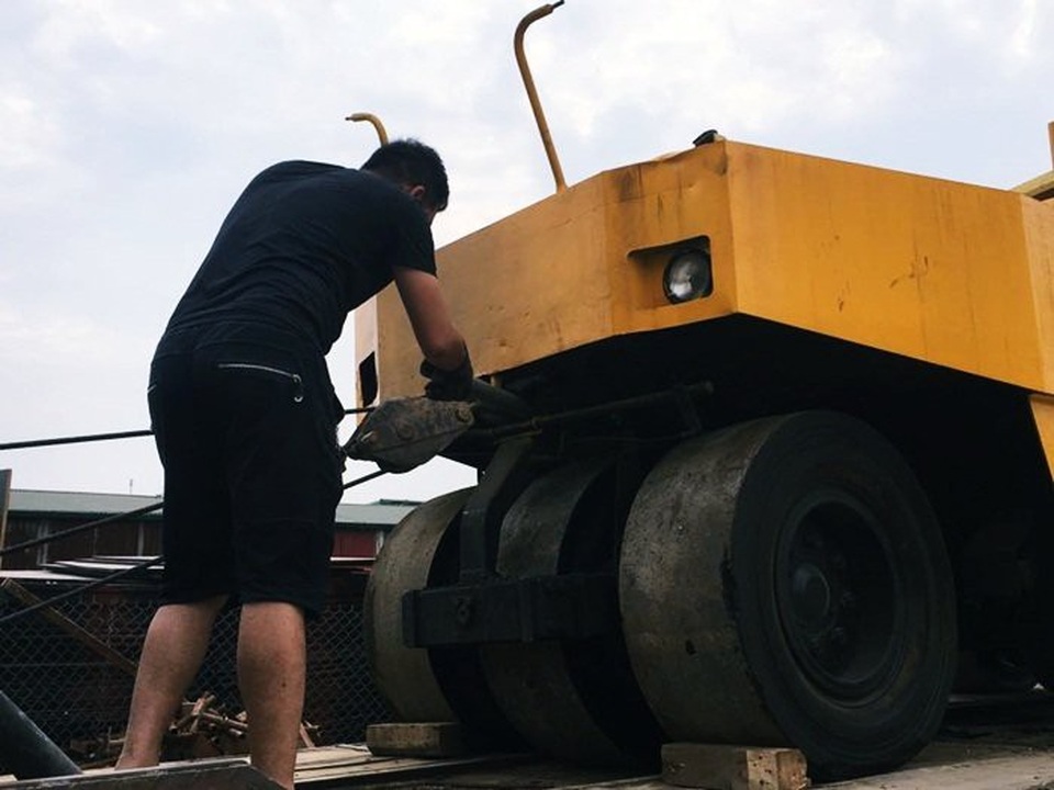 Chuyện tình bất ngờ của các tài xế xe tải phía sau vô lăng - 2 Tài xế Hoàng Hải Hoan (SN1983, Hà Nội). Ảnh Nhật Linh