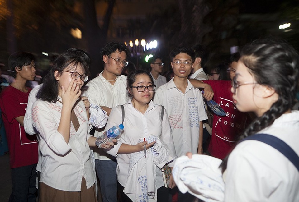 Những giọt nước mắt bịn rịn của teen Yên Hòa trong lễ tri ân - 11
Ngày mai xa nhau rồi ta sẽ còn gặp lại