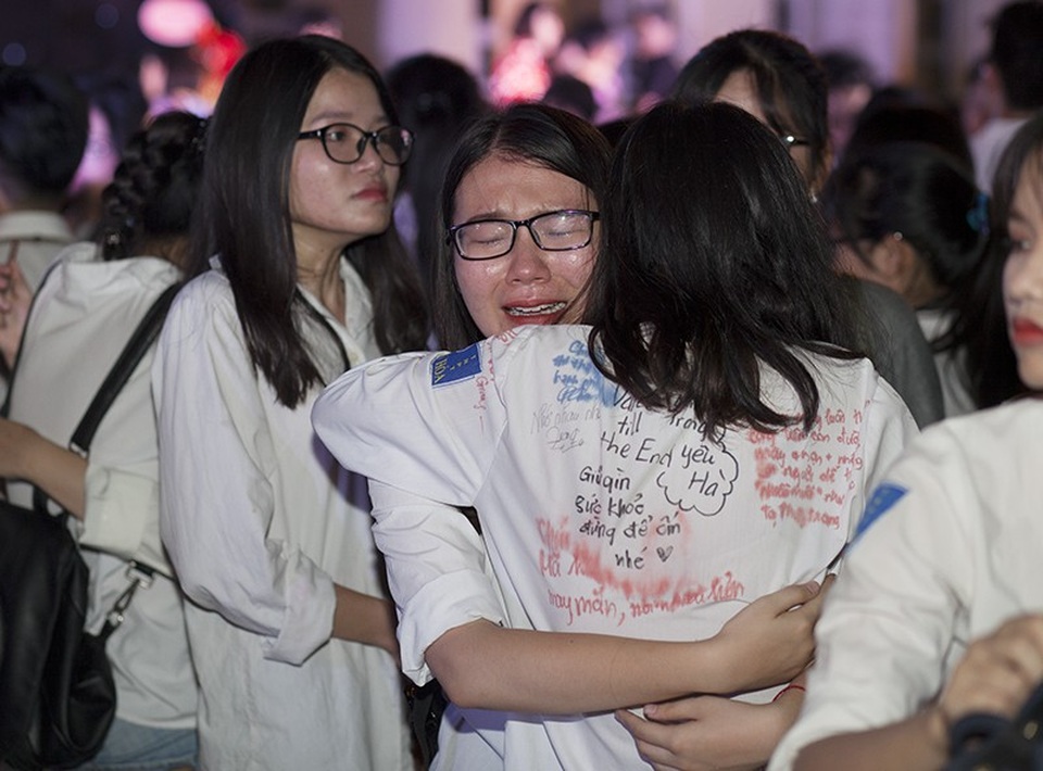 Những giọt nước mắt bịn rịn của teen Yên Hòa trong lễ tri ân - 4 Cảm xúc bịn rịn không nỡ chia xa