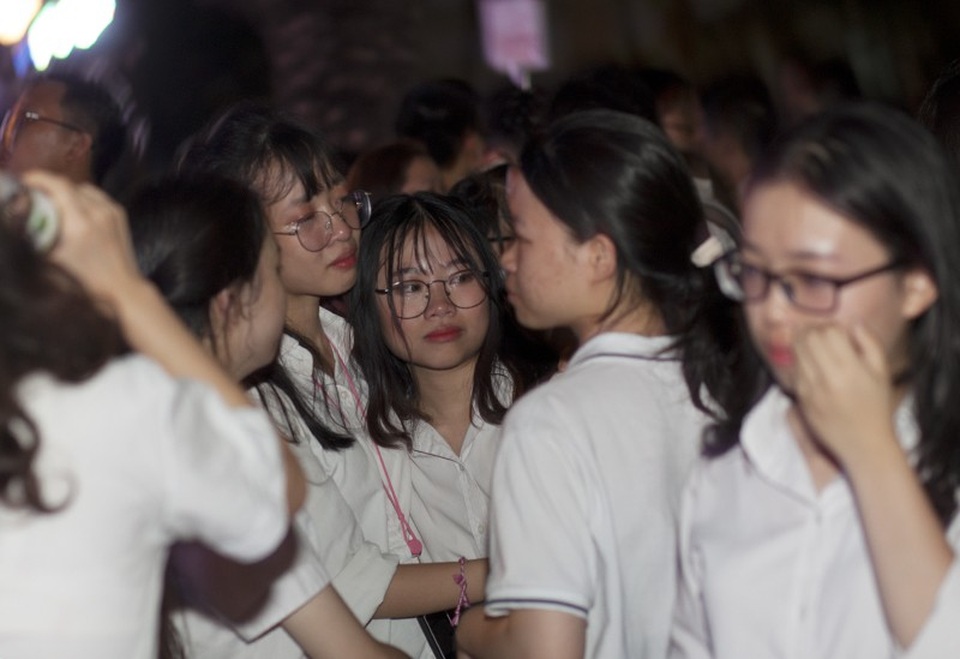 Những giọt nước mắt bịn rịn của teen Yên Hòa trong lễ tri ân - 9 Những giọt nước mắt bịn rịn của teen Yên Hòa trong lễ tri ân - 9