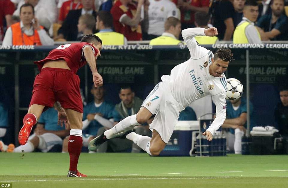 Những khoảnh khắc Real Madrid hạ gục Liverpool để vô địch Champions League - 10
C.Ronaldo chịu sự kèm cặp rất chặt từ trung vệ Lorven