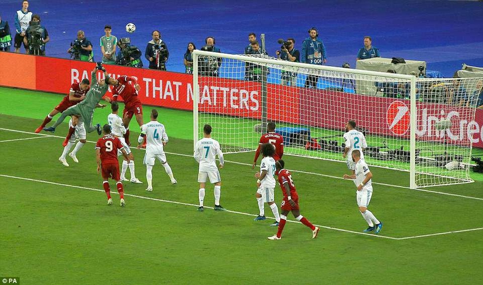 Những khoảnh khắc Real Madrid hạ gục Liverpool để vô địch Champions League - 7
Trận đấu diễn ra đầy căng thẳng và khốc liệt ngay sau tiếng còi khai cuộc