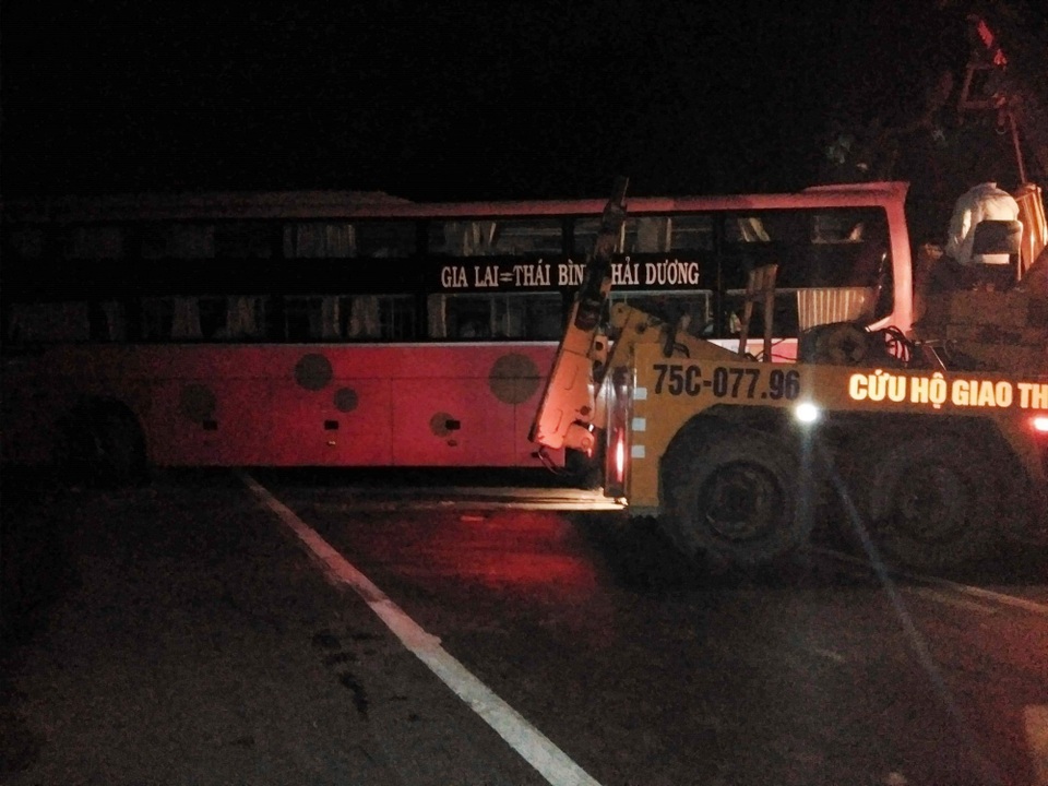 Xe khách đâm vách núi trong đêm, nhiều người bị thương - 2 Xe khách đâm vách núi trong đêm, nhiều người bị thương - 2