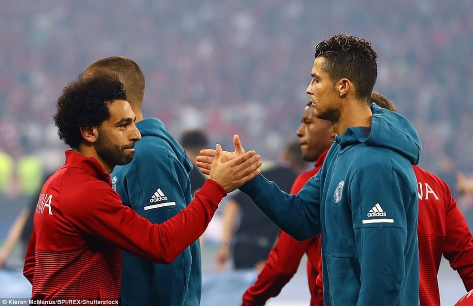 Những khoảnh khắc Real Madrid hạ gục Liverpool để vô địch Champions League - 5
Cuộc đấu giữa Salah và C.Ronaldo được xem là sự cạnh tranh danh hiệu Quả bóng vàng năm nay