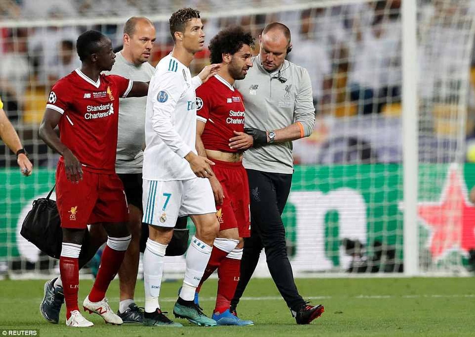 Những khoảnh khắc Real Madrid hạ gục Liverpool để vô địch Champions League - 14
Salah rời sân ở phút 31 và Liverpool tổn thất khá nhiều sức mạnh
