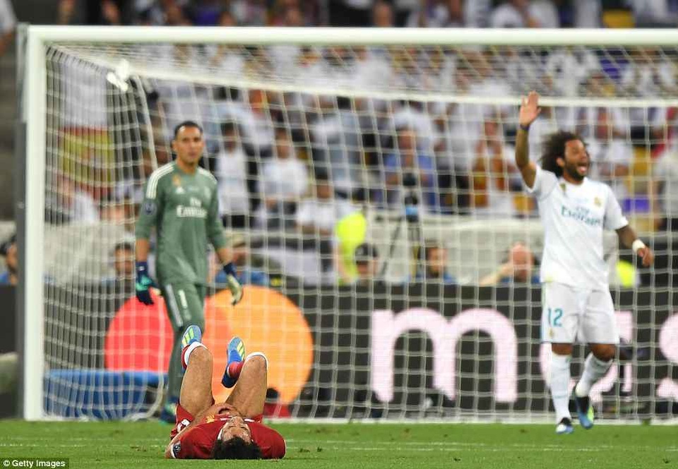 Những khoảnh khắc Real Madrid hạ gục Liverpool để vô địch Champions League - 12
Cầu thủ người Ai Cập đau đớn nằm trên sân