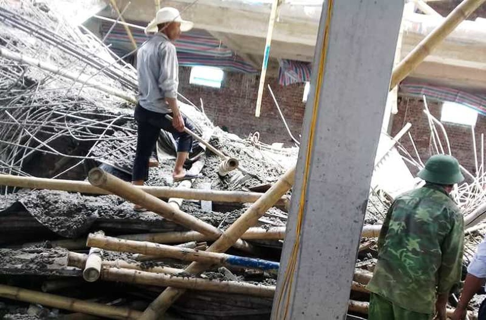 Sập giàn giáo thi công siêu thị, nhiều người thương vong - 1 Hiện trường nơi xảy ra sự việc