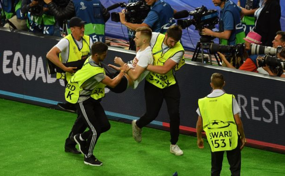 C.Ronaldo phát cáu vì bị kẻ quá khích… cướp bàn thắng - 5