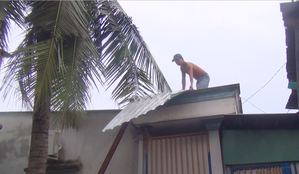 TPHCM: Nhiều nhà dân tốc mái, cây xanh bật gốc sau mưa - 2
Người dân mang tôn lên nhà sửa chữa