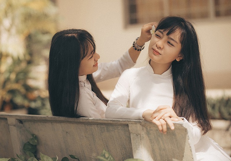 Cặp chị em sinh đôi 18 tuổi "hút hồn" trong bộ ảnh chia tay mái trường - 12 Cặp chị em sinh đôi 18 tuổi "hút hồn" trong bộ ảnh chia tay mái trường - 12