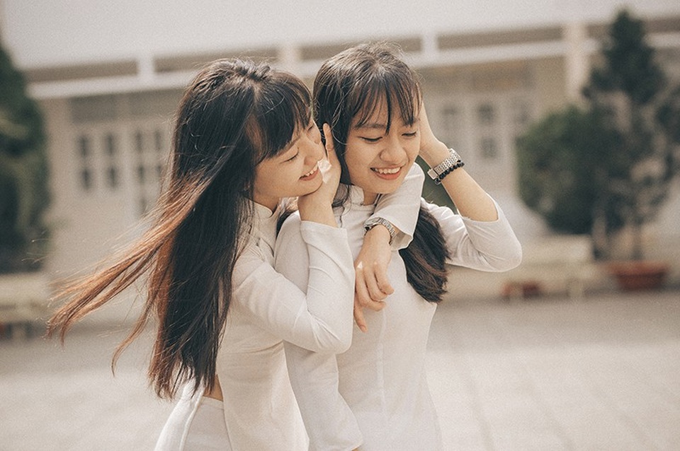 Cặp chị em sinh đôi 18 tuổi "hút hồn" trong bộ ảnh chia tay mái trường - 9 Cặp chị em sinh đôi 18 tuổi "hút hồn" trong bộ ảnh chia tay mái trường - 9