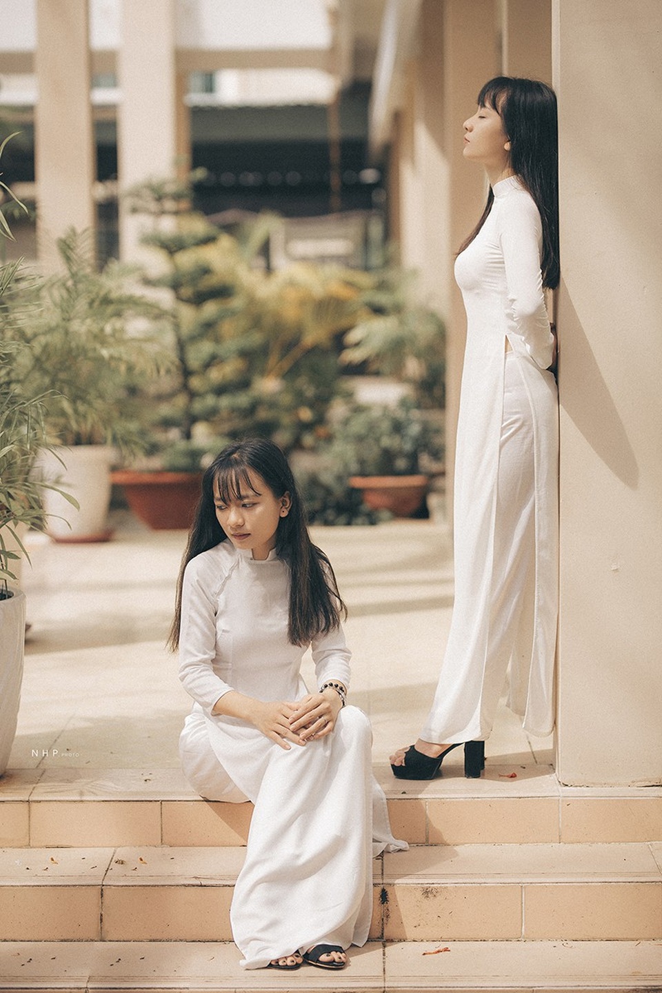 Cặp chị em sinh đôi 18 tuổi "hút hồn" trong bộ ảnh chia tay mái trường - 7 Nhiếp ảnh Nguyễn Hoàng Phi là người thực hiện bộ ảnh kỷ niệm mái trường cho hai chị em Linh và Nhật. Hoàng Phi chí sẻ: “Ý tưởng của bộ ảnh là hoài niệm về mái trường xưa, về thời học sinh biết bao kỷ niệm”.
