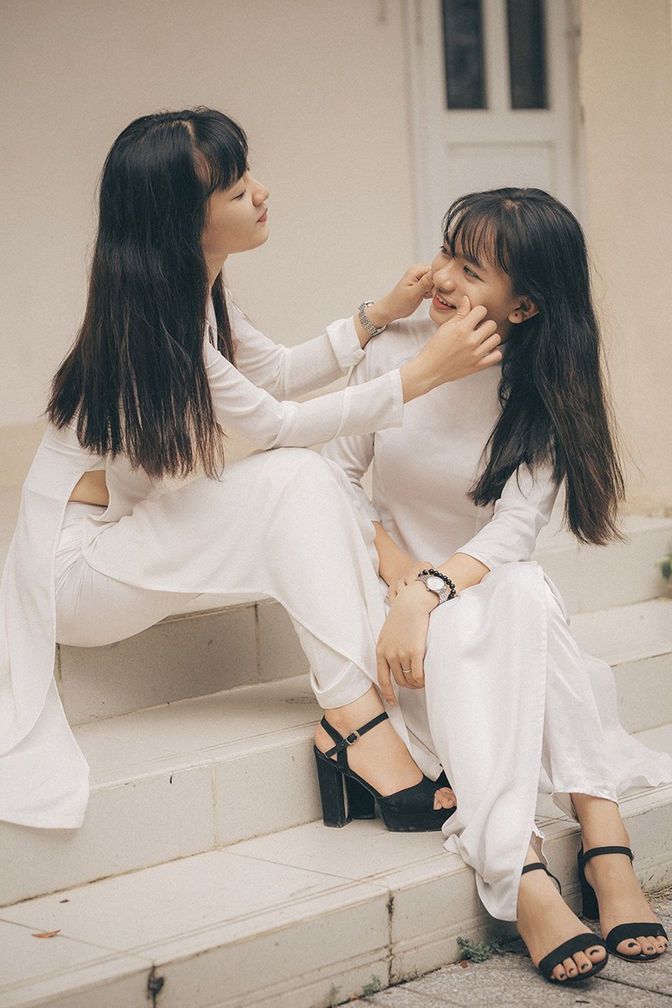 Cặp chị em sinh đôi 18 tuổi "hút hồn" trong bộ ảnh chia tay mái trường - 6 Linh và Nhật cho rằng: “Khi đi học, bạn đứng thứ mấy trong lớp cũng không phải vấn đề quan trọng. Nhưng khi đã bước chân ra xã hội thì mọi việc lại không đơn giản như vậy. Dù đi đâu hay làm công việc gì bạn cũng nên tạo ra đẳng cấp cho mình”.