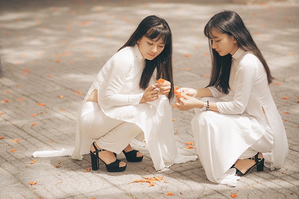 Cặp chị em sinh đôi 18 tuổi "hút hồn" trong bộ ảnh chia tay mái trường - 3 Hai chị em hòa đồng nên có nhiều bạn bè ở trường THPT Nguyễn Bỉnh Khiêm, Bà Rịa.