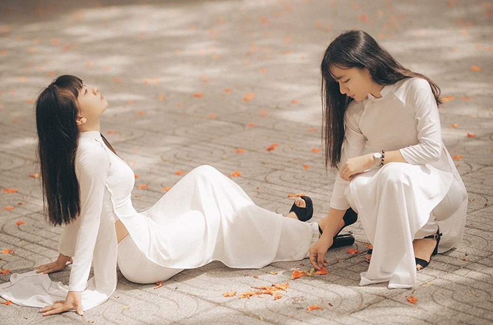 Cặp chị em sinh đôi 18 tuổi "hút hồn" trong bộ ảnh chia tay mái trường - 2 Những ngày vừa qua là khoảng thời gian ngập tràn cảm xúc bùi ngùi với hai chị em Linh và Nhật vì phải chia tay mái trường dấu yêu cùng với thầy cô, bạn bè đã gắn bó suốt 3 năm học cấp 3.