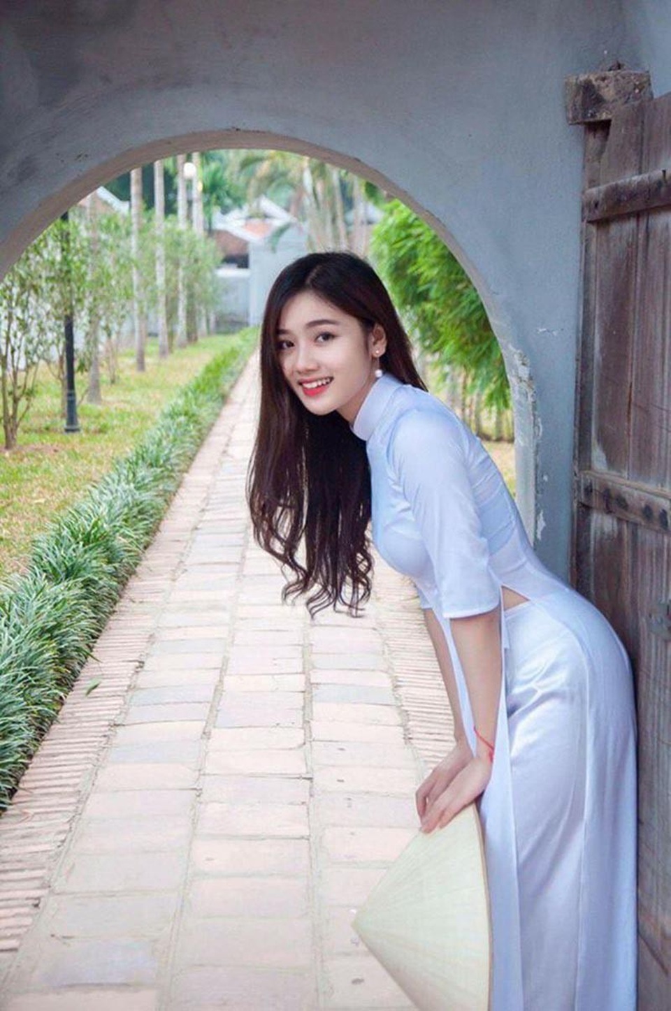 Thiếu nữ xinh đẹp xứ Nghệ “thả thính” khiến dân mạng rần rần tìm kiếm - 1 Đoạn video đăng tải trên một nhóm mạng xã hội nhận được hàng nghìn lượt thích từ phía cộng đồng mạng. Ngay lập tức thông tin của cô gái sở hữu nhan sắc ngọt ngào này được dân mạng “săn lùng” nhiệt tình.
