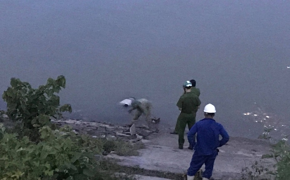 Phát hiện người đàn ông chết, nổi trên sông Lam - 1 Khu vực dọc sông Lam nơi thi thể người đàn ông dạt vào bờ và cơ quan công an có mặt để điều tra nguyên nhân.